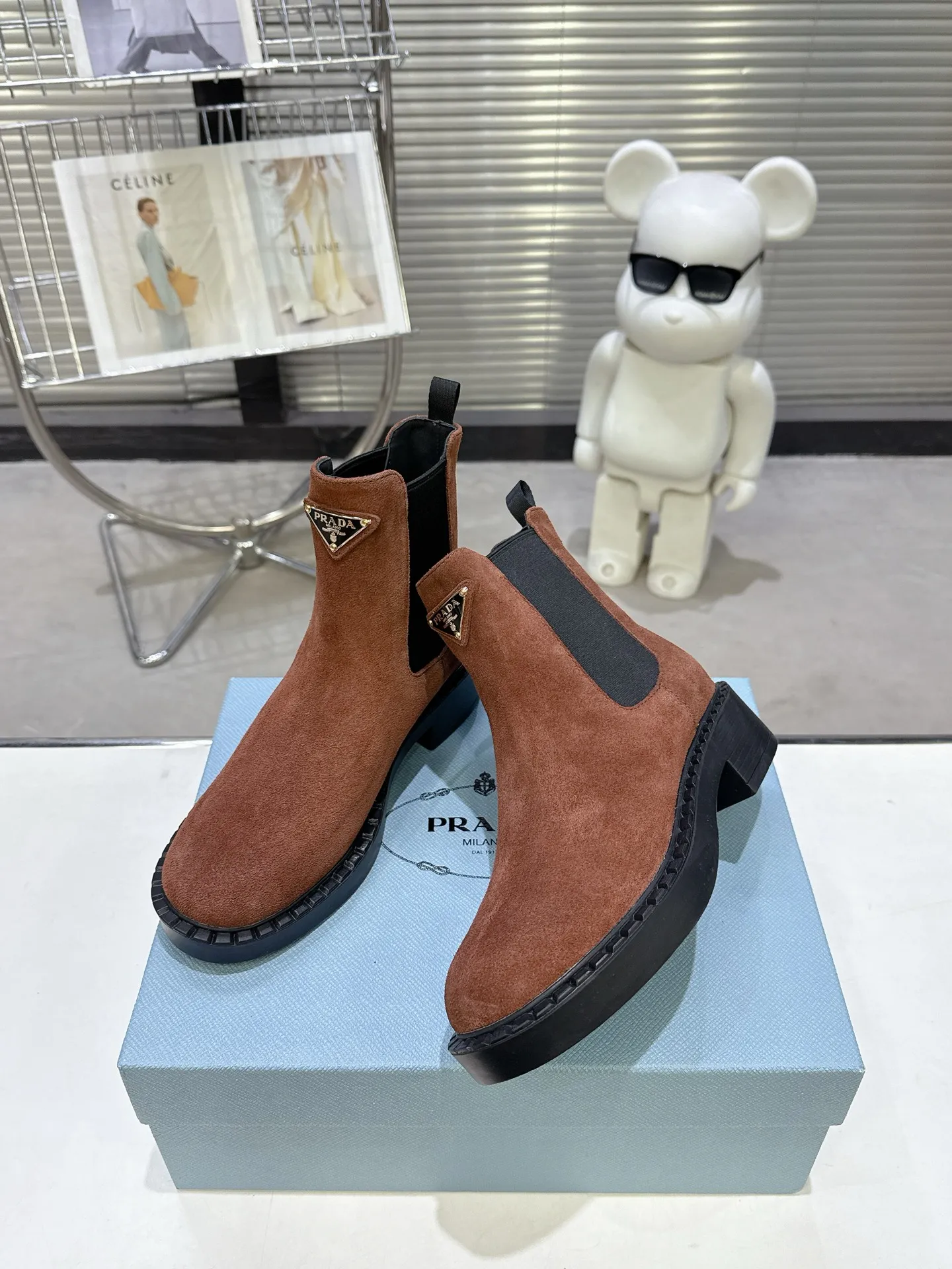 👟👟Ex-factory price 600👟👟 Prada thick-soled retro Martin boots. Elastic elastic, classic thick soles, with triangular buckle. Simple, elegant, fashionable and versatile. Fabric cowhide, open edge beaded cowhide. The lining is made of soft and delicate sheepskin, and the foot feels comfortable. The rubber mold is non-slip and lightweight. Original package sole. Standard size: 35-40. Order 41